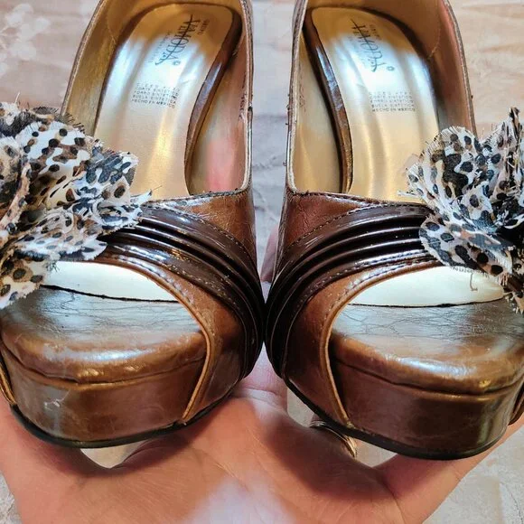 Grupo Vimoda Brown High Heels with Leopard Print Flowers, Size 6.5, Used - Picture 4 of 9